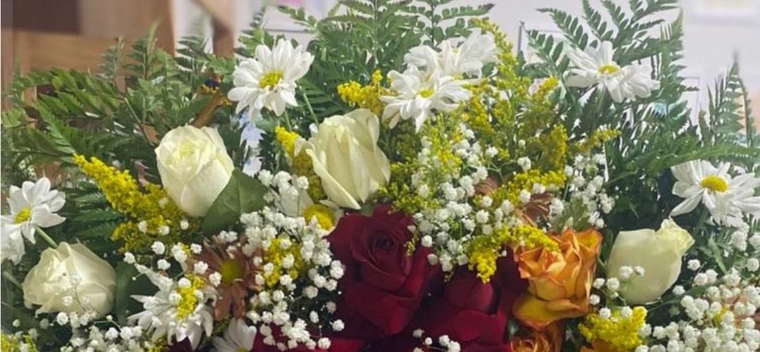 Arranjo de coroa com rosas brancas e vermelhas, margaridas, mosquitinho e samambaia